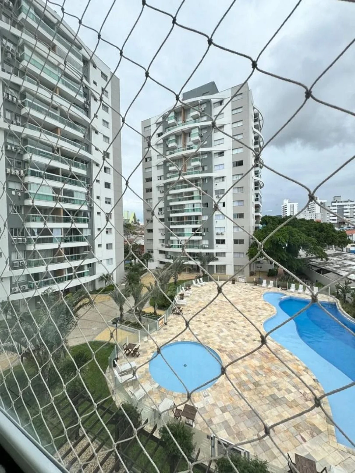 Apartamento 02 Dorms com Suíte e Vaga em Condomínio Club - Barreiros - São José/SC