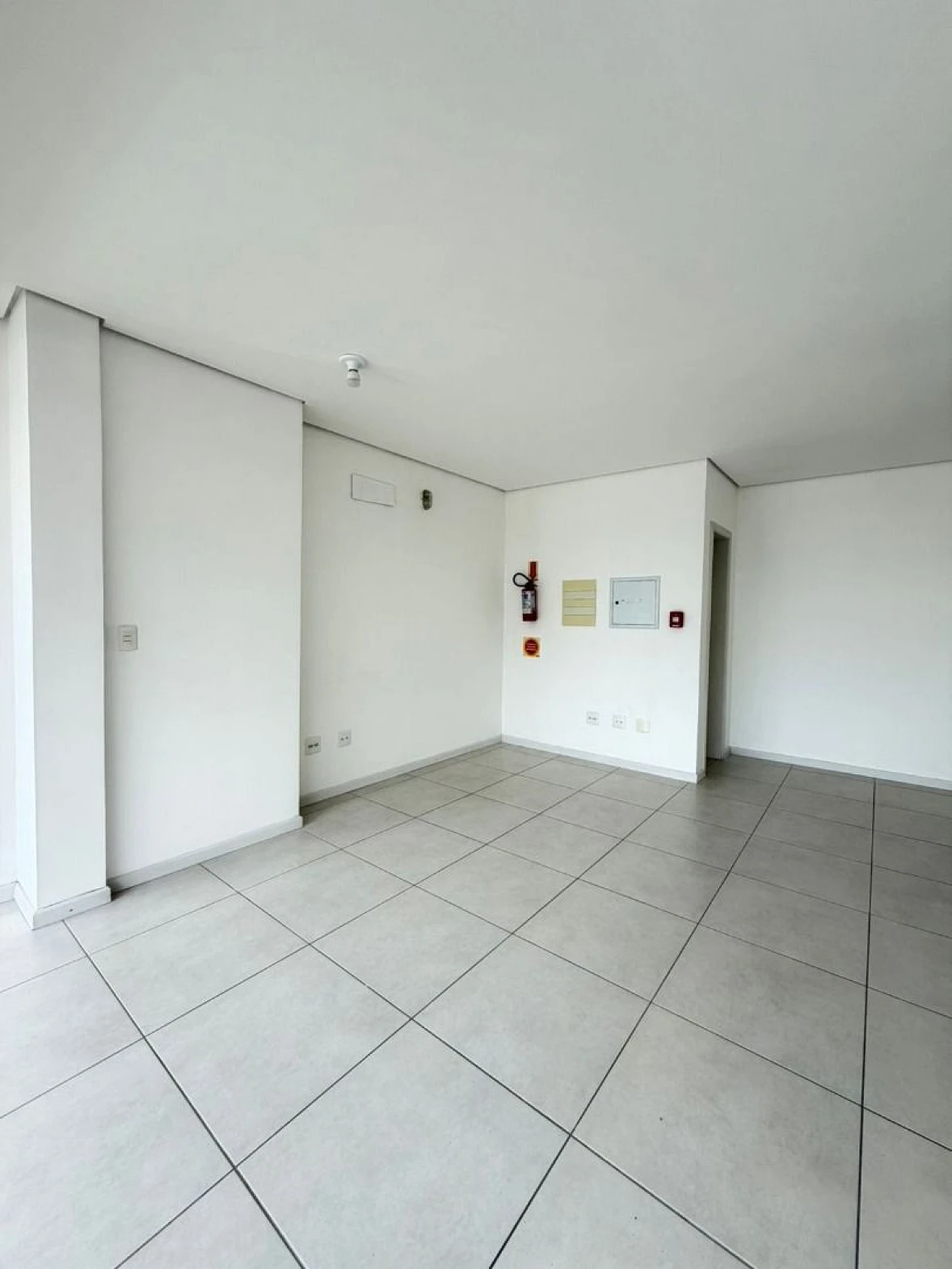 Loja Comercial Térrea, Disponível para Venda, com Vitrine para Rua, no Bairro Pagani, Palhoça/SC - Foto 6