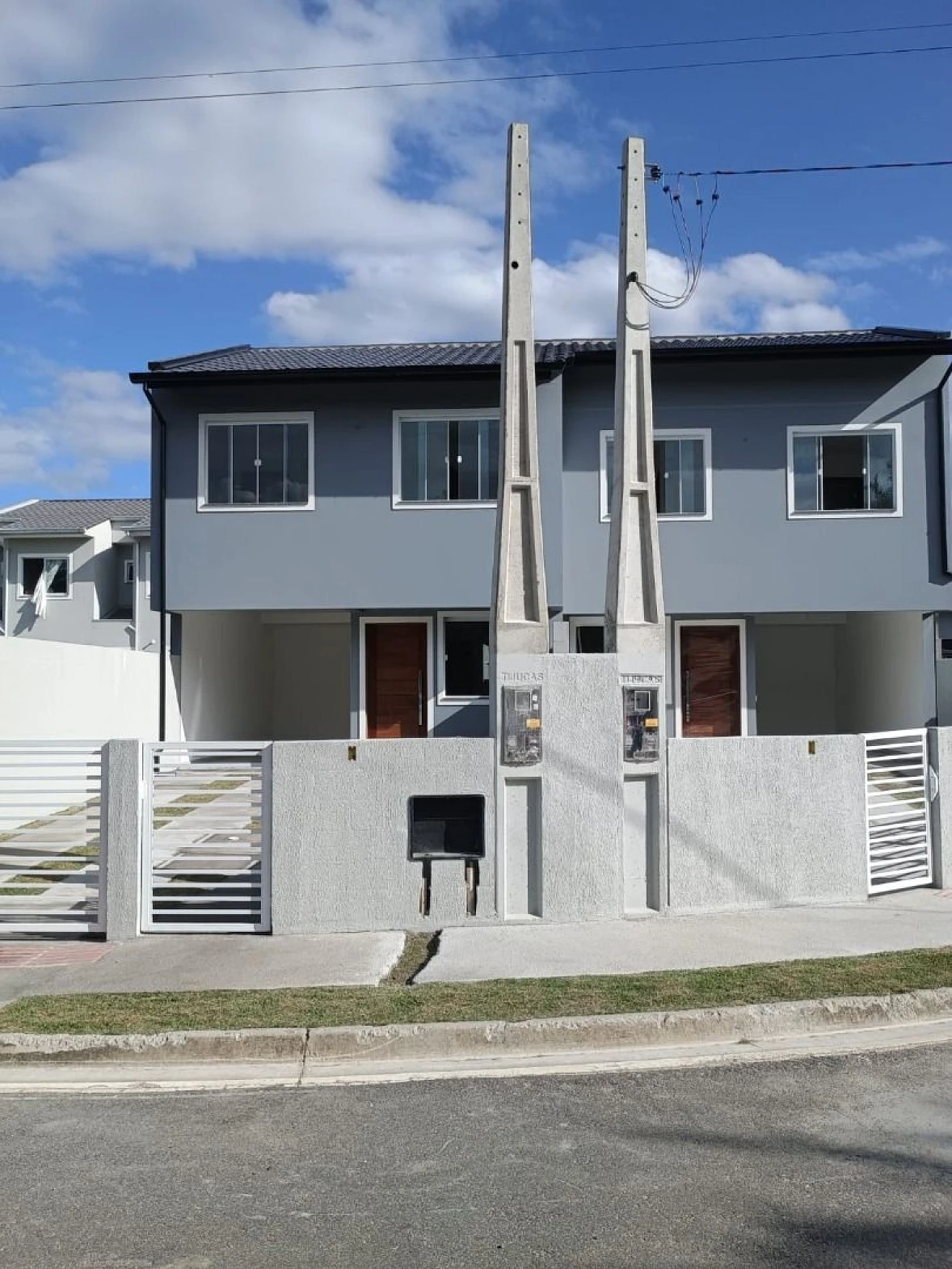 Sobrado geminado em Forquilhas, São José