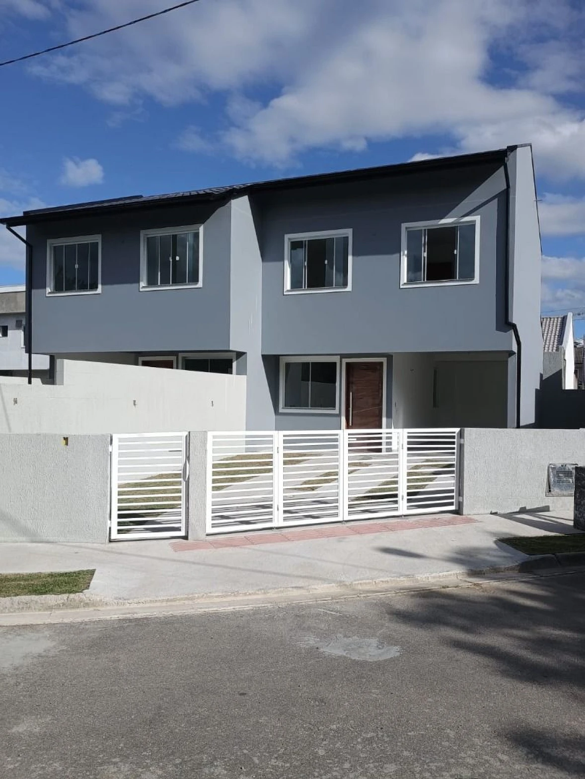 Sobrado geminado em Forquilhas, São José