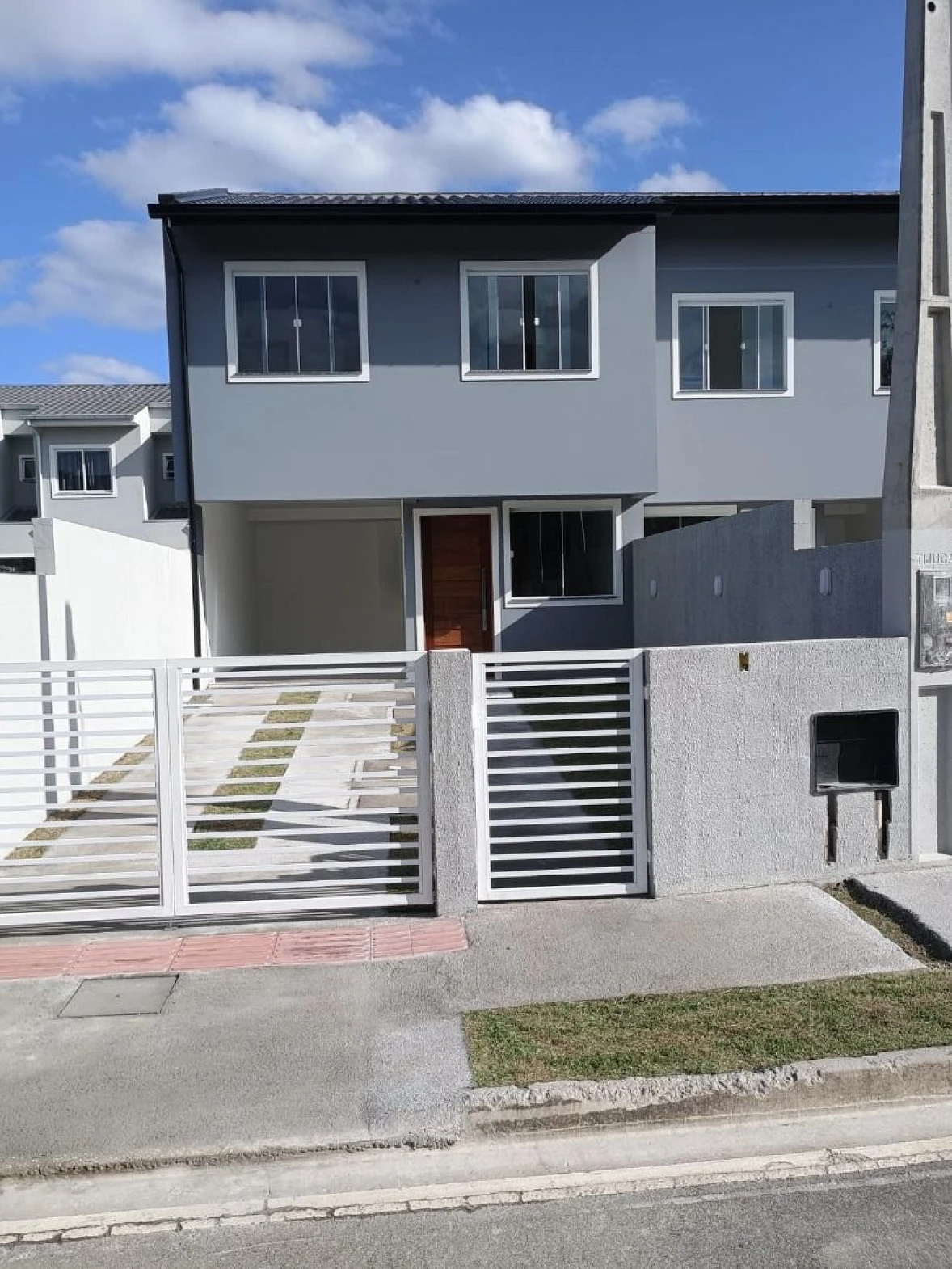 Sobrado geminado em Forquilhas, São José