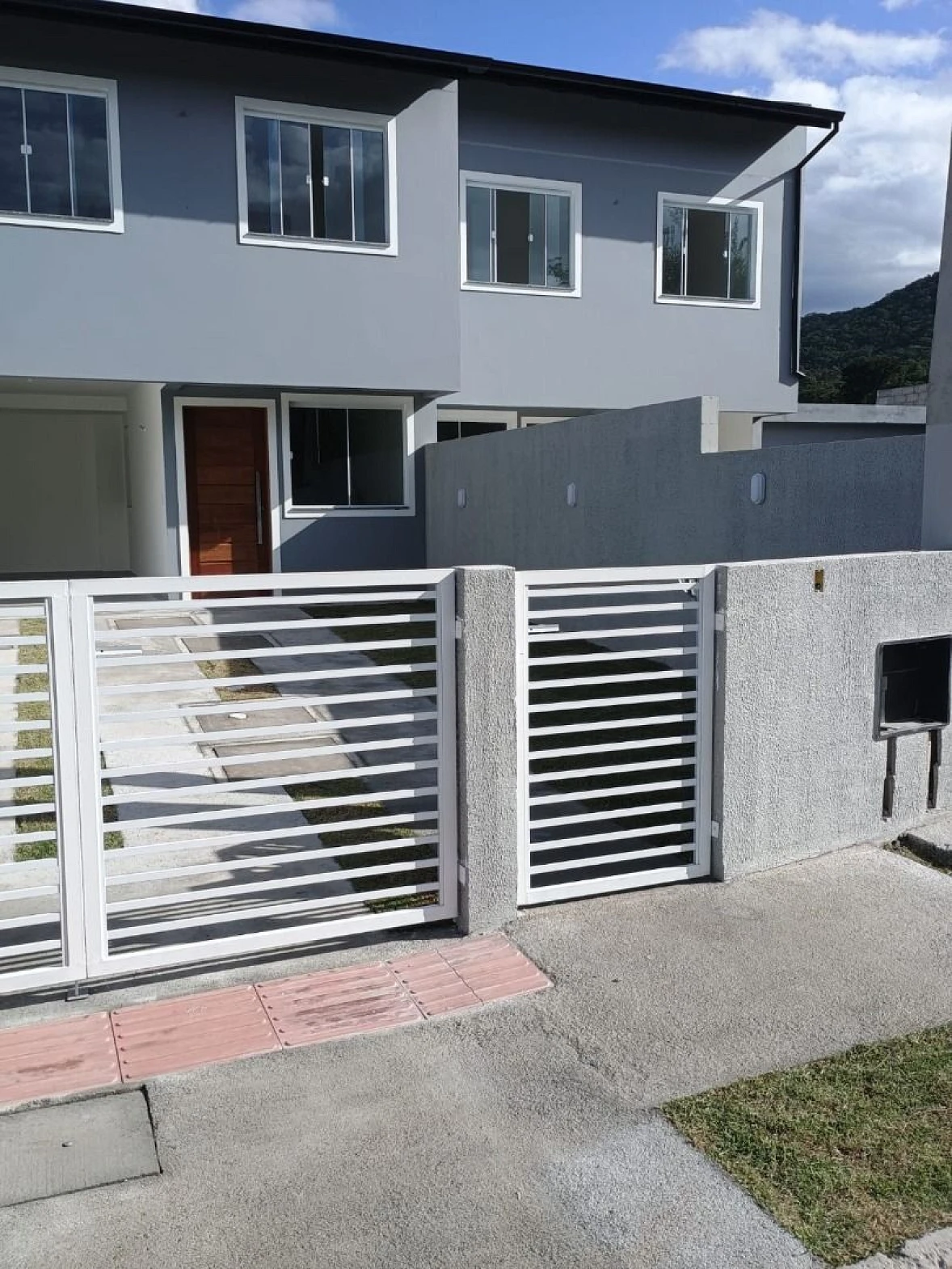 Sobrado geminado em Forquilhas, São José