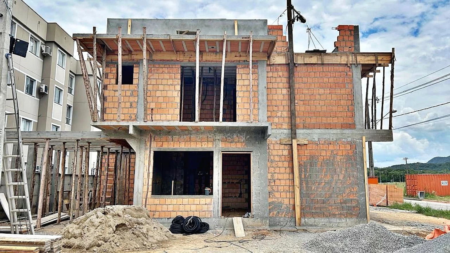 Sobrado geminado em Forquilhas, São José