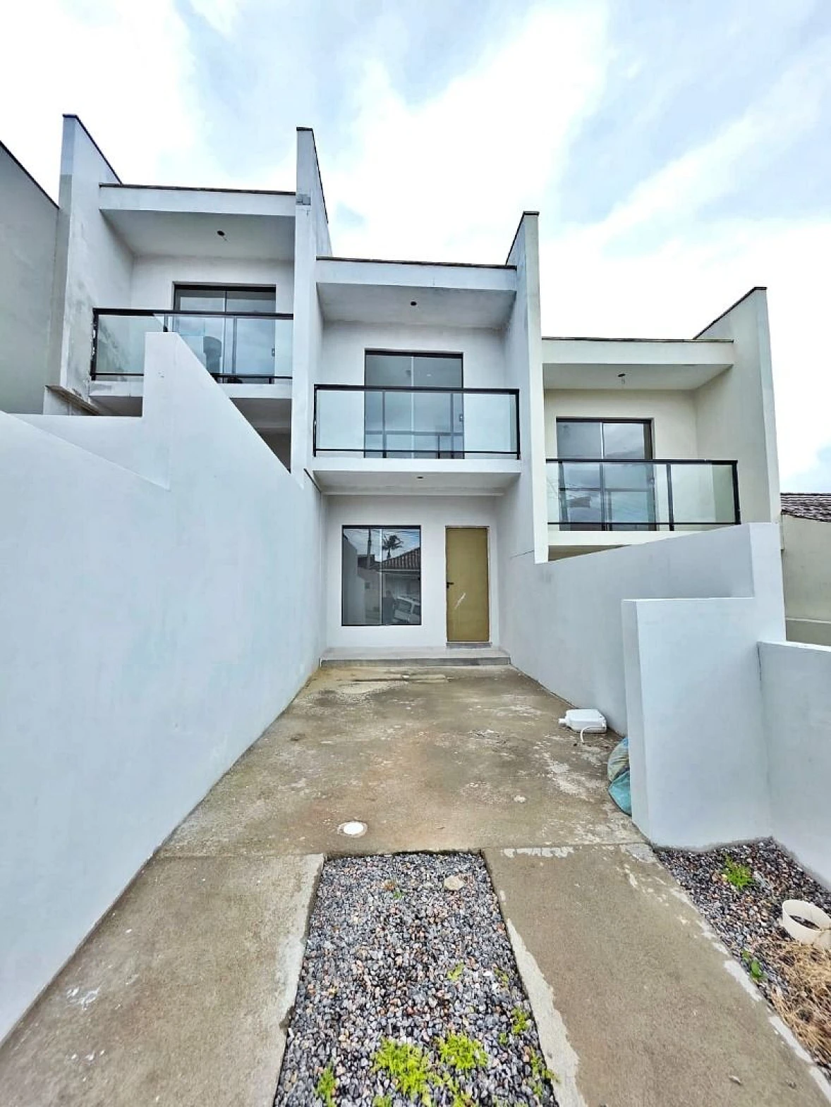 Sobrado 2 Quartos, Sacada, 1 Vaga - Forquilhas