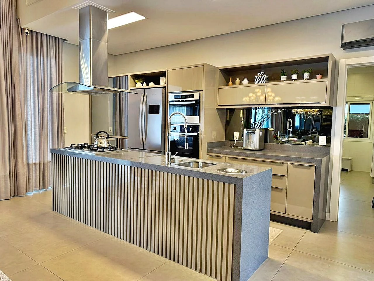 Casa de Alto Padrão Disponível Venda, Condomínio Residencial Quinta dos Guimarães, 3 Suítes, Amplo Espaço de Terreno, Jardim e Etc; - Foto 11