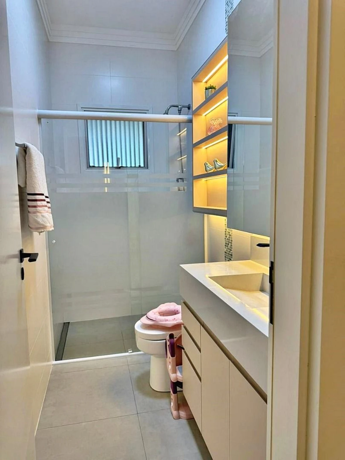 Casa de Alto Padrão Disponível Venda, Condomínio Residencial Quinta dos Guimarães, 3 Suítes, Amplo Espaço de Terreno, Jardim e Etc; - Foto 27