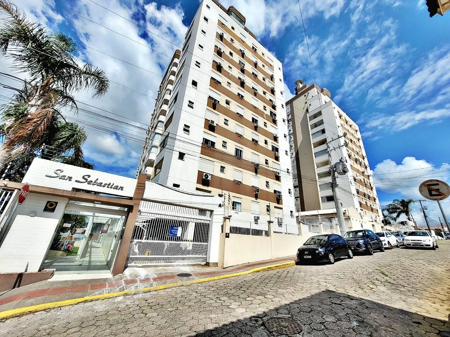 Apartamento 2 Dormitórios sendo uma Suíte, com Vaga de Garagem Coberta e Privativa em Barreiros.