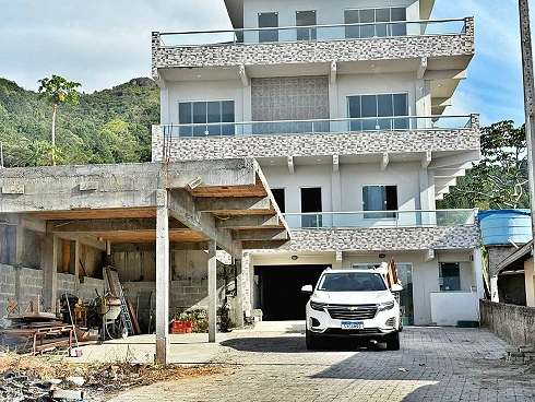 Prédio em Ganchos de Fora, Governador Celso Ramos