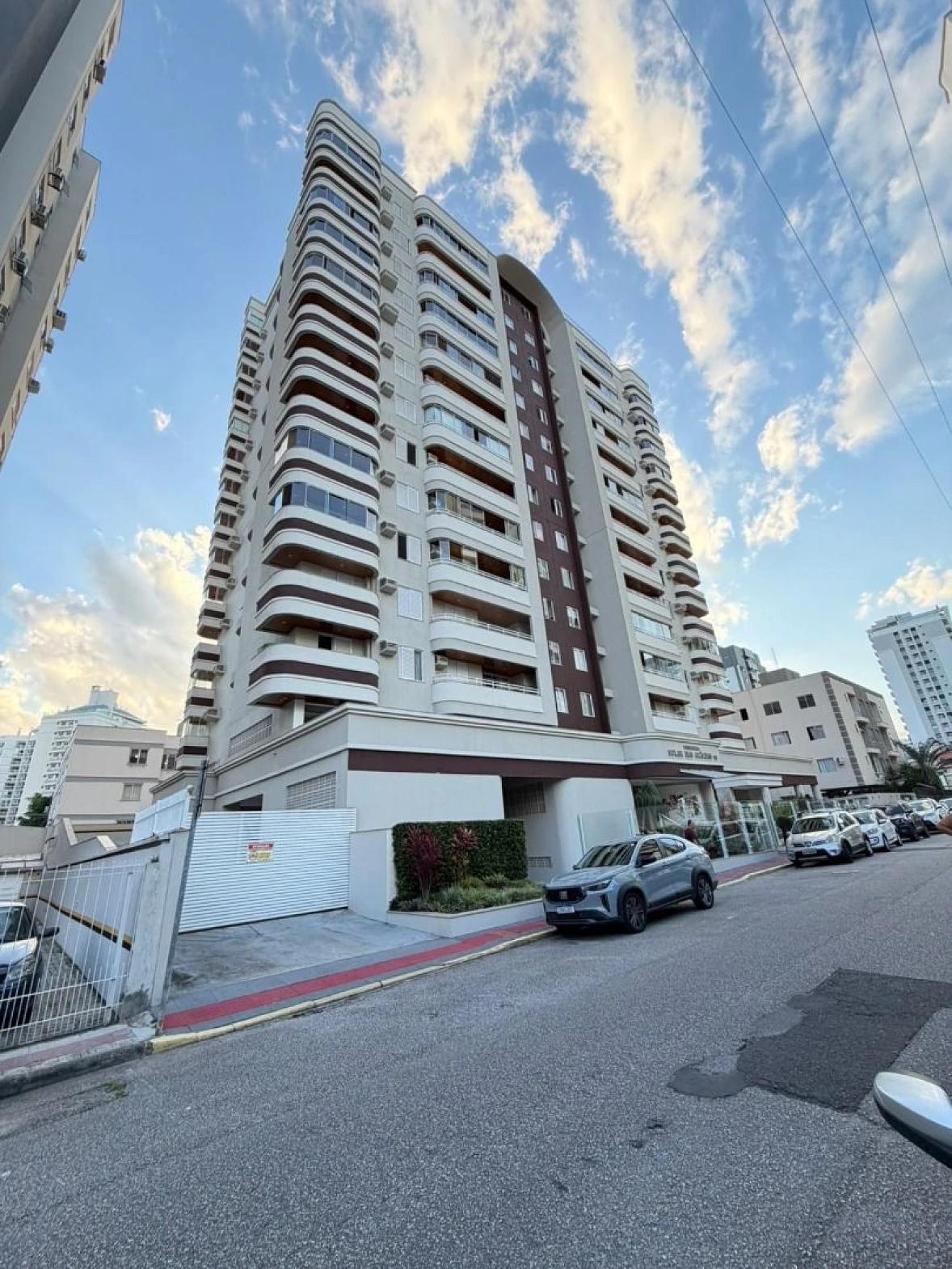 Apartamento, 3 Dormitórios, Suíte Máster com Closet e Hidromassagem, Vaga de Garagem, Bairro Campinas, São José/SC