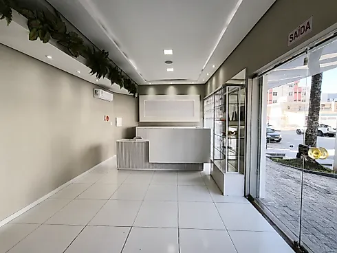 Loja térrea em Kobrasol, São José