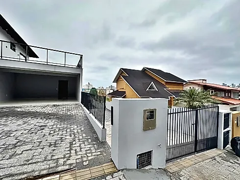 Casa de Alto Padrão com Piscina e Quadra de Esportes, Disponível para Venda no Condomínio Residencial Bosque das Mansões, São José/SC - Foto 6