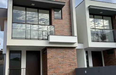 Sobrado com 3 quartos em Serraria, São José