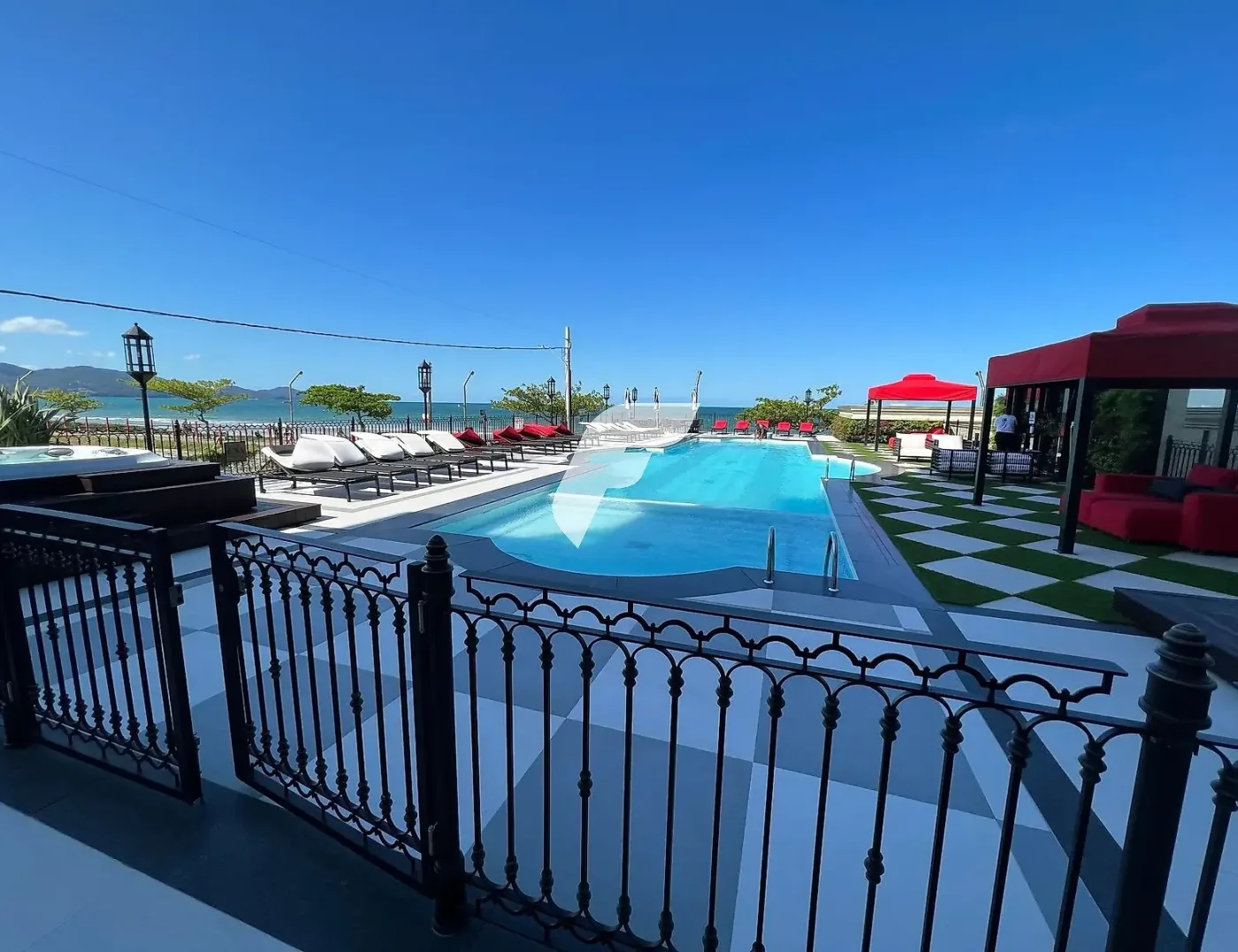 Apartamento  4 suítes em Frente Mar Meia Praia