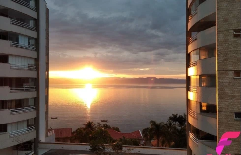 Casa com Área Gourmet, Salão de Festas com Isolamento Acústico e Linda Vista Permanente para Baía Norte no João Paulo - Casa em João Paulo, Florianópolis - Foto 1