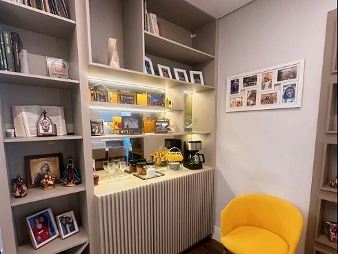 Apartamento Mobiliado | 80m² | 3 Dormitórios (1 Suíte) | Sacada Privativa e Excelente Distribuição dos Ambientes.