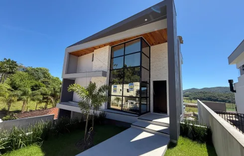 Sobrado Geminado com 3 quartos em São Francisco, Santo Amaro da Imperatriz