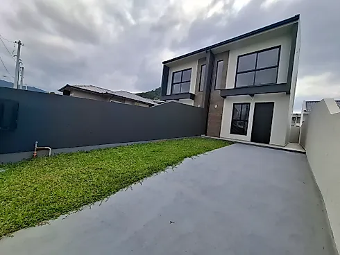 Sobrado geminado em Forquilhas, São José