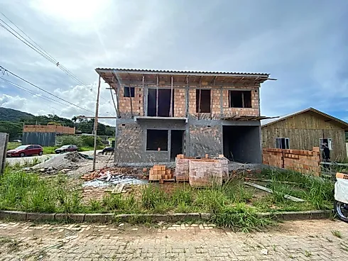 Sobrado geminado em Potecas, São José