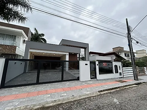 Casa de Alto Padrão com Piscina – 191 m² de Área Construída - Casa em Pedra Branca, Palhoça - Foto 2