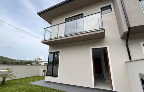 Sobrado geminado em Forquilhas, São José