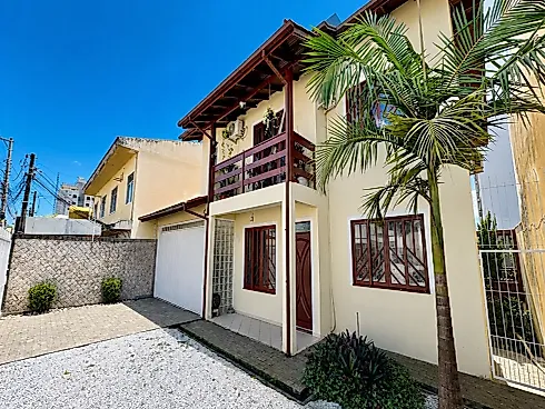 Casa 4 Dormitórios no Bairro Areias, São José - Casa em Areias, São José - Foto 1