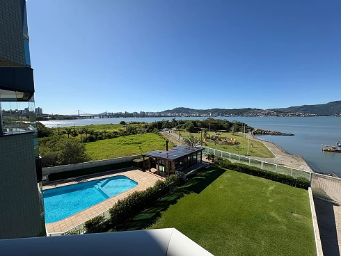 Apartamento vista mar em Coqueiros – 4 suítes