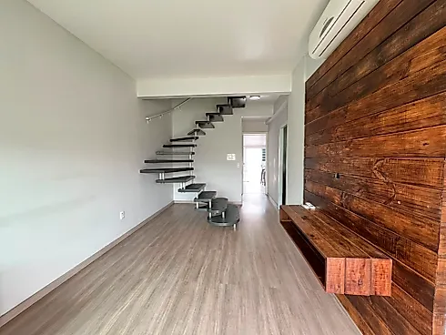Sobrado geminado em Forquilhas, São José