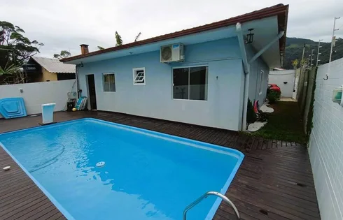 Casa com 3 quartos em Fundos, Biguaçu