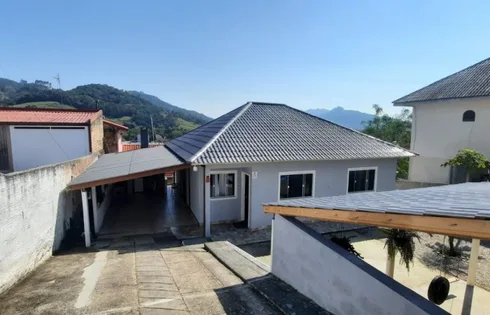 Casa com 3 quartos em Fundos, Biguaçu