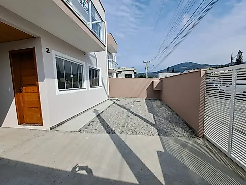 Sobrado geminado em Rio Caveiras, Biguaçu