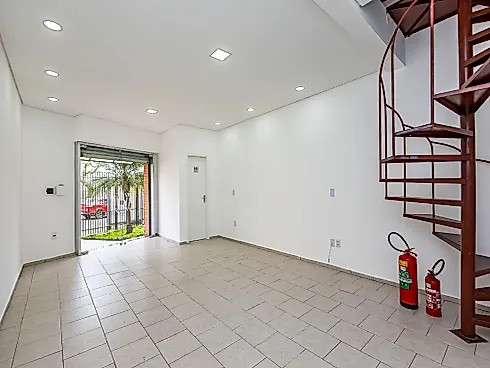 Loja Térrea Comercial - 60m², Portão