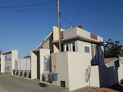 Casa Semi-Mobiliada com Piscina e 2 Estudios