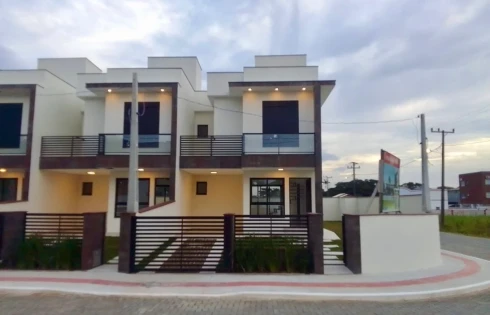 Sobrado Geminado com 3 quartos em Praia de Fora, Palhoça