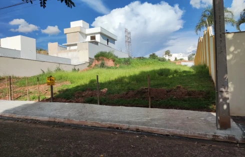 Terreno em Jardim Inconfidência, Uberlândia