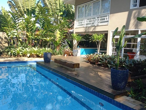 A Venda ou Locação Temporada em Maresias - Entrada 17 Casa em Condomínio Exclusivo a Apenas 50 Metros da Praia