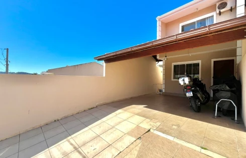 Sobrado geminado em Forquilhas, São José