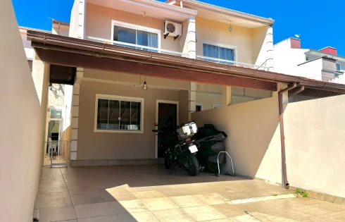 Sobrado geminado em Forquilhas, São José
