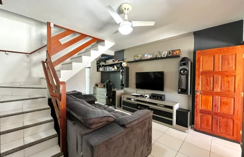 Sobrado geminado em Forquilhas, São José