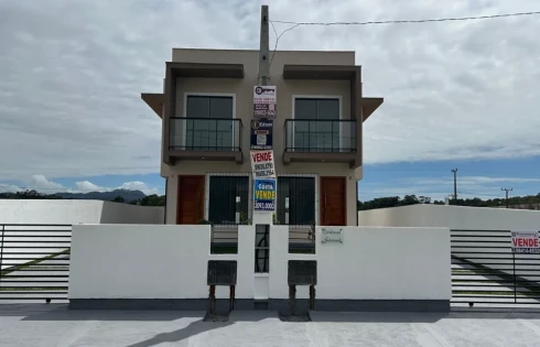 Sobrado geminado em Forquilhas, São José
