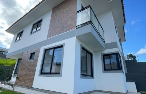 Sobrado geminado em Potecas, São José