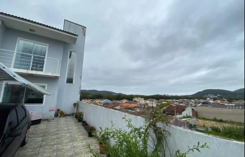 Sobrado geminado em Forquilhas, São José