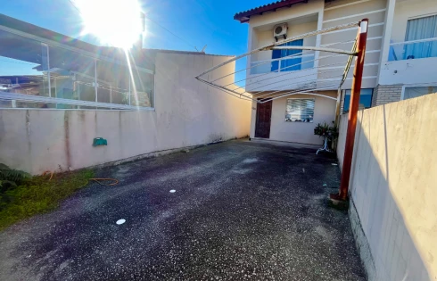 Sobrado geminado em Forquilhas, São José