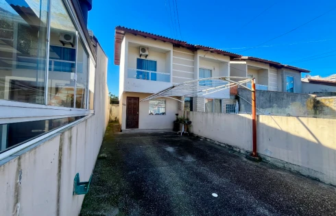 Sobrado geminado em Forquilhas, São José