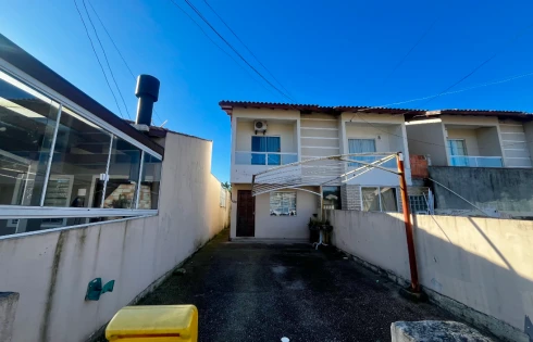 Sobrado geminado em Forquilhas, São José