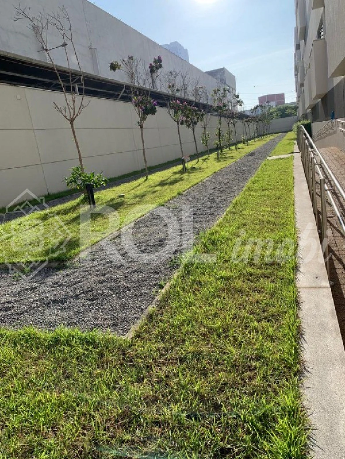 Cobertura Alto Padrão Mobiliada e Decorada / 2 Suítes, Varanda, 2 Vagas, Pé Direito Alto - Foto 6