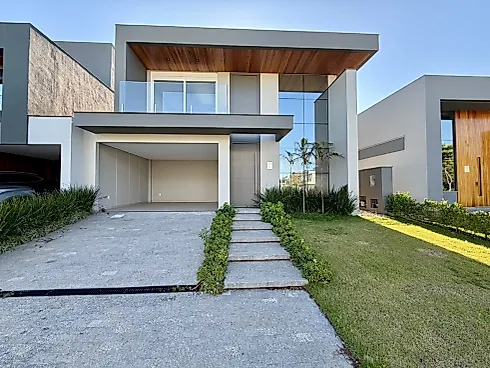 Casa 3 Dormitórios, sendo 1 Suíte, Fundo Lago