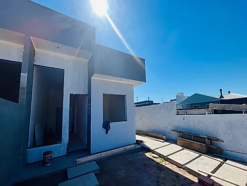 Casa Geminada 2 Dormitórios, sendo 1 Suíte