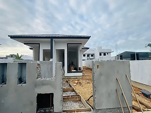 Casa Geminada 2 Dormitórios, sendo 1 Suíte