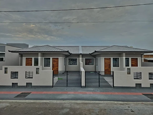 Casa Geminada 2 Dormitórios, sendo 1 Suíte