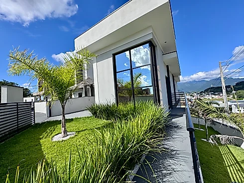 Casa 3 Dormitórios, sendo 1 Suíte e 2 Demi-Suítes